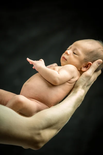 Bambino appoggiato sulla mano del padre — Foto Stock