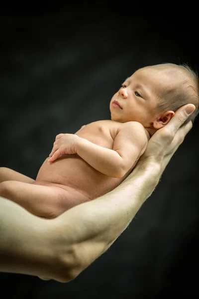 Infant resting on his father's hand — Stock Photo, Image