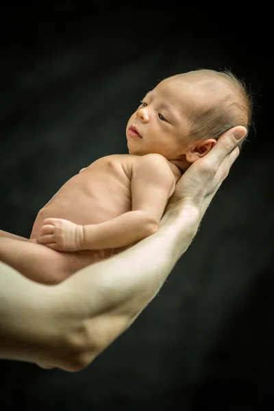 그의 아버지의 손에서 휴식 하는 유아 — 스톡 사진
