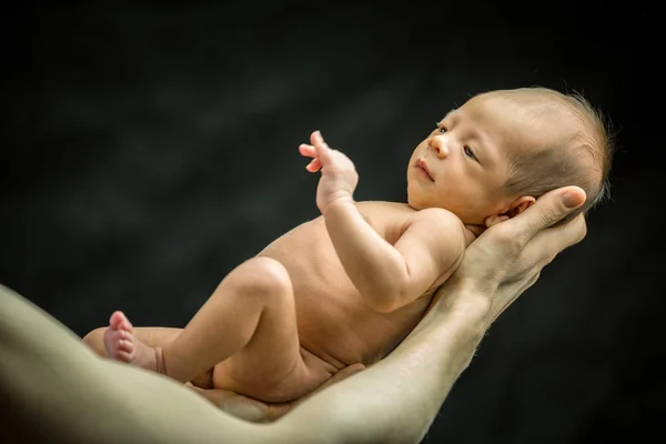 Säugling ruht auf der Hand seines Vaters — Stockfoto