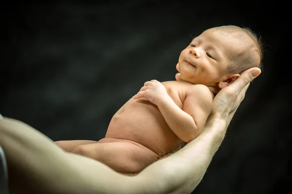Säugling ruht auf der Hand seines Vaters — Stockfoto
