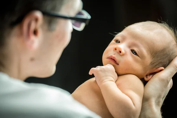 Boldog apa fogta a szeretet újszülött fia — Stock Fotó