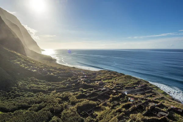 Madeiras kust - klippor i Achadas da Cruz, Portugal — Stockfoto