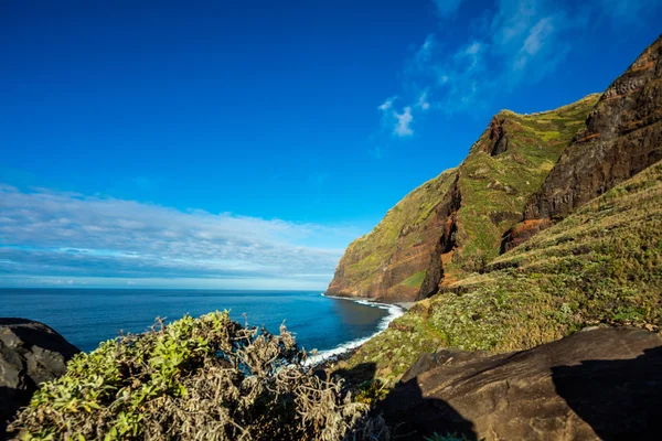 Madeiras kust - klippor på den västra delen av portugisiska ön. — Stockfoto