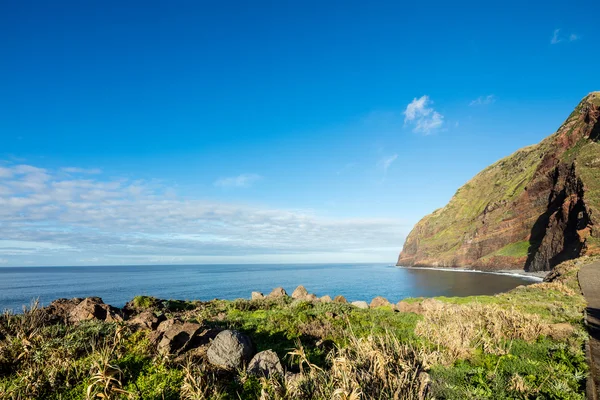 Madeiras kust - klippor på den västra delen av portugisiska ön. — Stockfoto