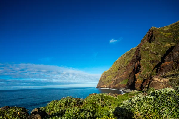 Madeiras kust - klippor på den västra delen av portugisiska ön. — Stockfoto