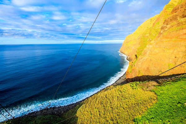 Går ner via linbana i Achadas da Cruz, Madeira — Stockfoto