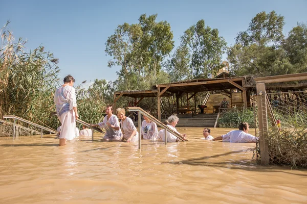 Taufe für Pilger im Fluss Jordan, dem Ort, der beli — Stockfoto