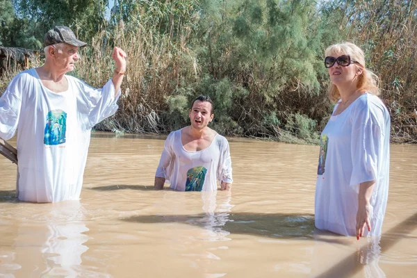 Baptême pour les pèlerins dans le fleuve de Jordanie, le lieu qui est beli — Photo