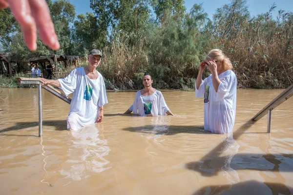 Baptême pour les pèlerins dans le fleuve de Jordanie, le lieu qui est beli — Photo