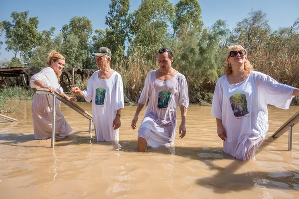 Bautismo para los peregrinos en el río Jordán, el lugar que es beli — Foto de Stock
