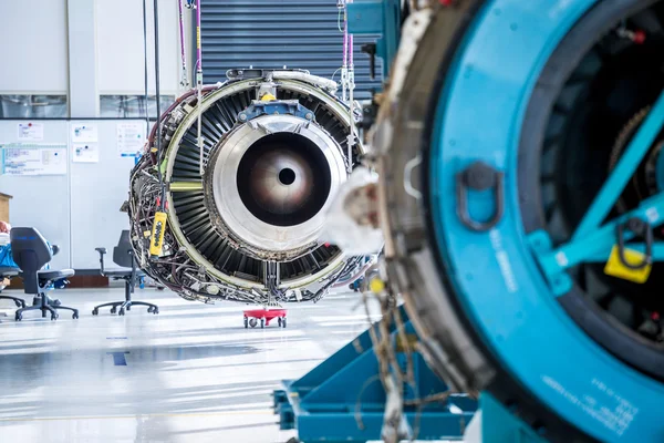 Manutenzione del motore in un enorme capannone industriale — Foto Stock