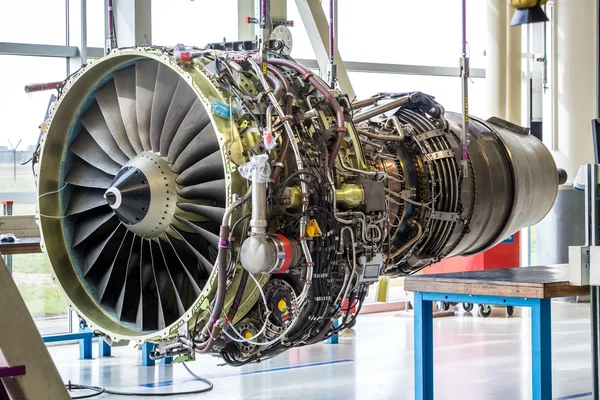 Engine's maintenance in huge industrial hall — Stock Photo, Image