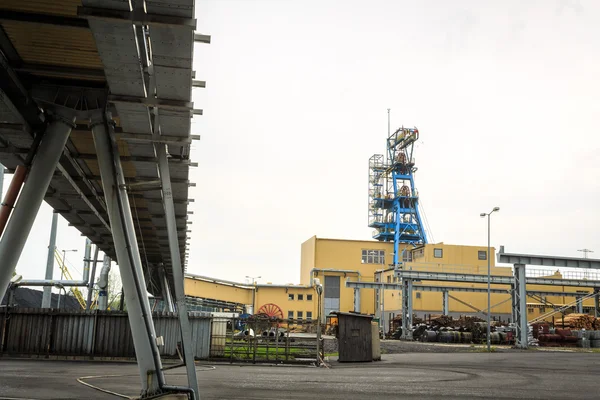 Důlní infrastruktura. Šachta, dopravníky a stavby . — Stock fotografie