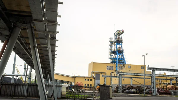 Důlní infrastruktura. Šachta, dopravníky a stavby . — Stock fotografie