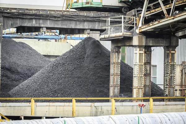 Tas de charbon dans la mine parmi les infrastructures minières — Photo