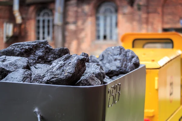 Trazione mineraria e carrello pieno di carbone — Foto Stock