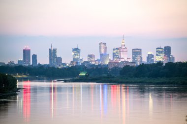 Varşova şehir merkezi ve Wisla Nehri'ne, Polonya