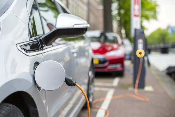 Charging an electric car. — Stock Photo, Image