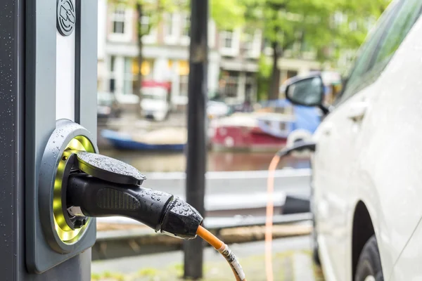 Opladen van een elektrische auto. — Stockfoto