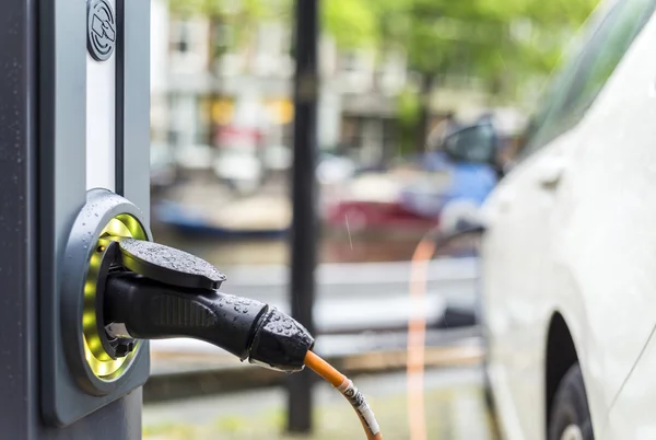 Charging an electric car. — Stock Photo, Image