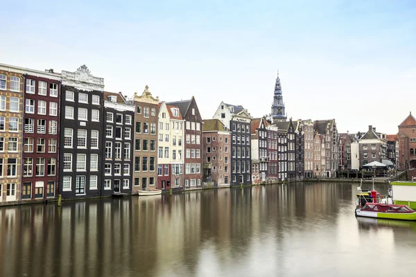 Casas e canais encantadores em Amsterdam, Países Baixos — Fotografia de Stock