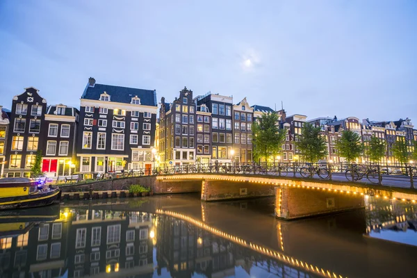 Casas e canais encantadores em Amsterdam, Países Baixos — Fotografia de Stock