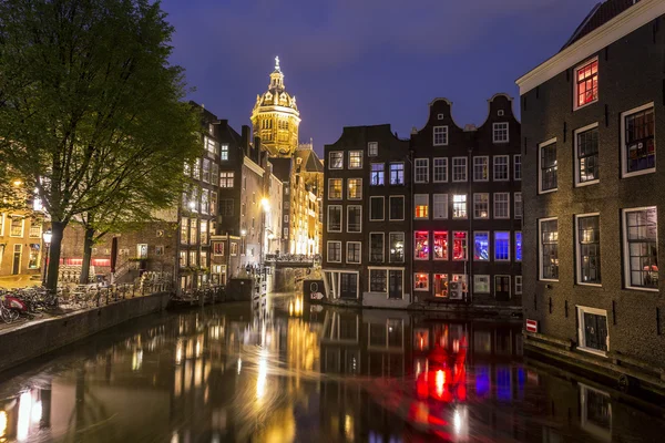 Casas e canais encantadores em Amsterdam, Países Baixos — Fotografia de Stock