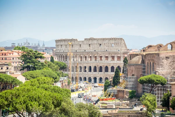 Colosseum och Forum Romanum, Rom, Italien — Stockfoto