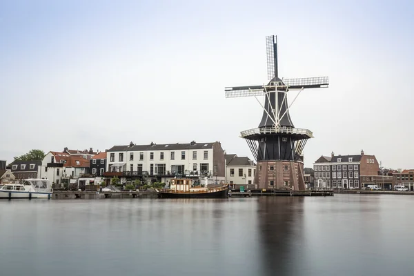 Haarlem junto ao canal com moinho de vento, Países Baixos — Fotografia de Stock