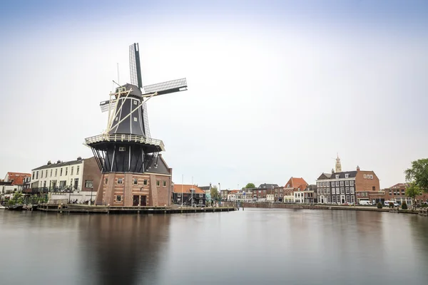 Haarlem junto ao canal com moinho de vento, Países Baixos — Fotografia de Stock