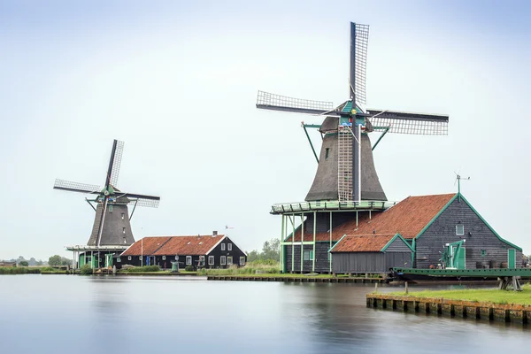 Velhos moinhos de vento de madeira nos Países Baixos — Fotografia de Stock
