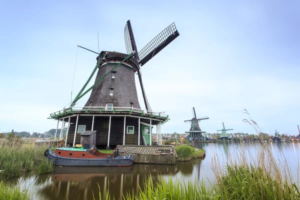 Velhos moinhos de vento de madeira nos Países Baixos — Fotografia de Stock