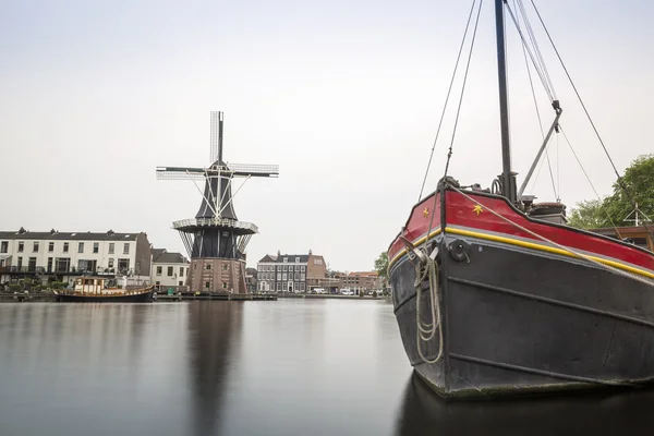 Haarlem junto ao canal com moinho de vento, Países Baixos — Fotografia de Stock