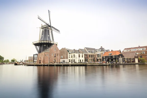 Haarlem junto ao canal com moinho de vento, Países Baixos — Fotografia de Stock