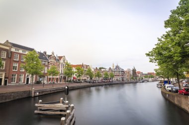 Haarlem bölgesindeki kanal, Hollanda