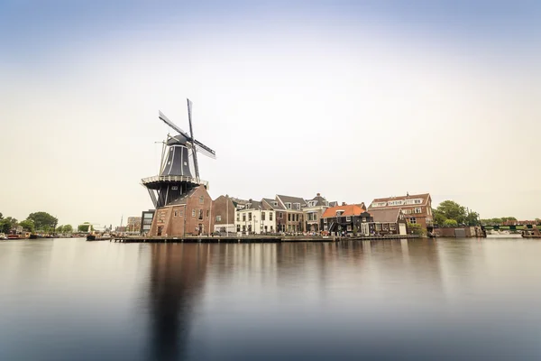 Haarlem junto ao canal com moinho de vento, Países Baixos — Fotografia de Stock