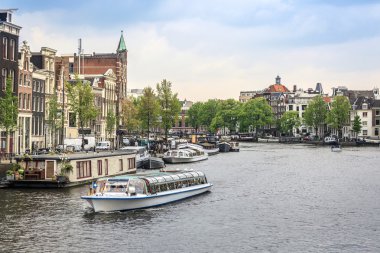 Güzel evler ve kanal Amsterdam, Hollanda