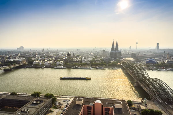 Koln stadsbilden med katedralen och Stålet bro, Tyskland — Stockfoto