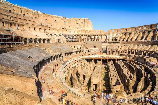 Inre av enorma Colosseum, Italien — Stockfoto