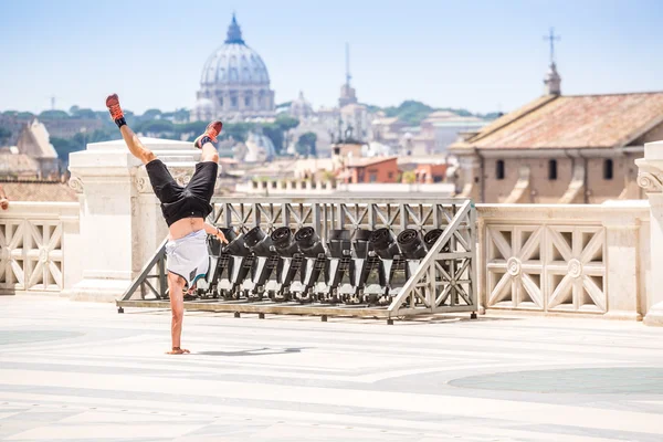 Break dancer sulla terrazza di Roma — Foto Stock