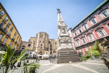 Napoliten Meydanı ile bir anıt merkezinde, İtalya