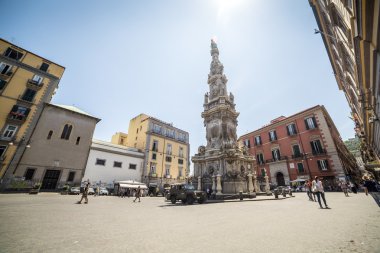 Yerel halk ile Napoliten Meydanı