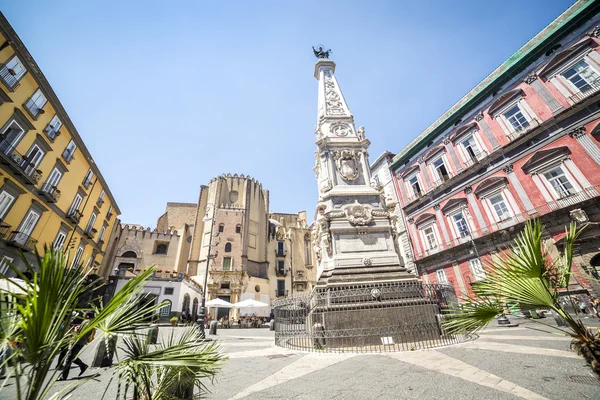 Plaza napolitana con un monumento en el centro, Italia —  Fotos de Stock