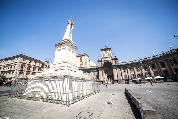 Plaza napolitana con un monumento en el centro, Italia —  Fotos de Stock