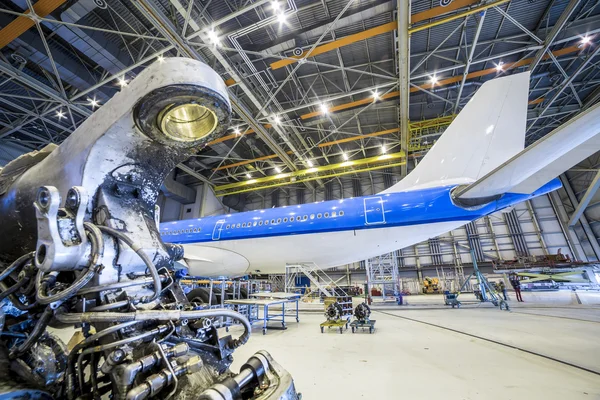 Renovatie van een vliegtuig in een hangar. — Stockfoto