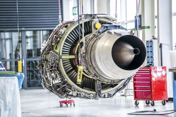 Motor de avión grande durante el mantenimiento —  Fotos de Stock