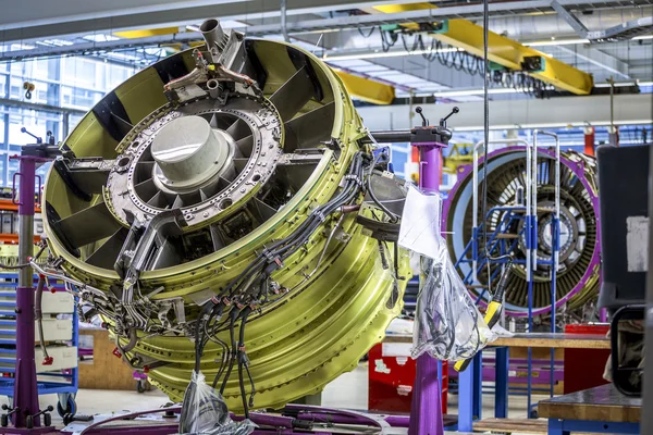 Motor de avião grande durante a manutenção — Fotografia de Stock