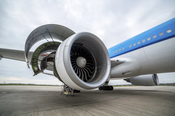 Техническое обслуживание двигателя в самолете — стоковое фото