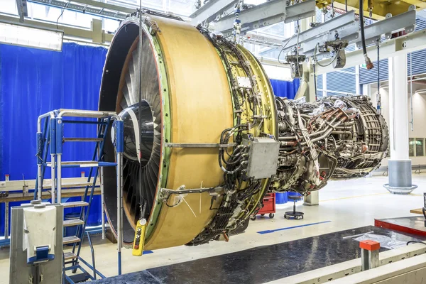 Motor de avião grande durante a manutenção — Fotografia de Stock